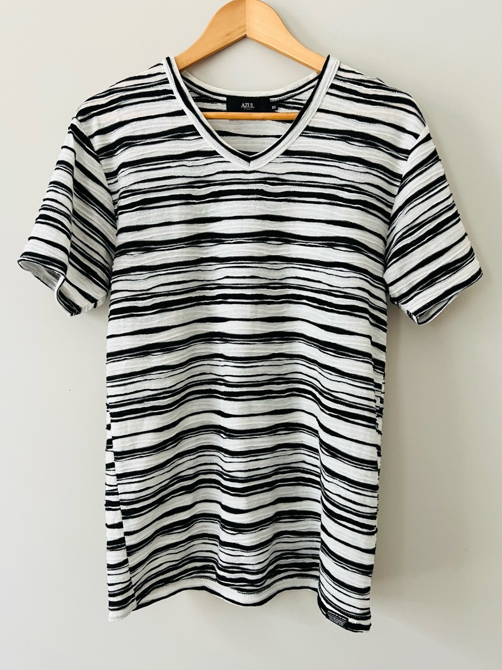 AZUL by Moussy Men's Small 3D Textured Brushstroke Stripe V-Neck T-Shirt